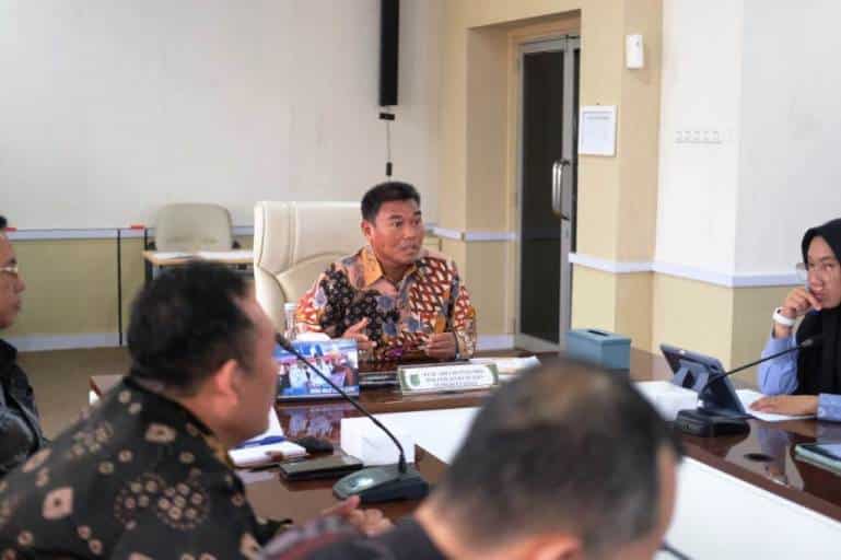 Staf Ahli Bupati Bidang Politik, Hukum, dan Pemerintahan, Iskandar Syahrianto, memimpin Rapat Tindak Lanjut Penyampaian Usulan PPTPKH yang digelar di Ruang Rapat Randik, Kantor Sekretariat Daerah (Setda) Kabupaten Muba, Kamis, 12 Februari 2026. (BEKISARMEDIA.ID/EEN) Staf Ahli Bupati Bidang Politik, Hukum, dan Pemerintahan, Iskandar Syahrianto, memimpin Rapat Tindak Lanjut Penyampaian Usulan PPTPKH yang digelar di Ruang Rapat Randik, Kantor Sekretariat Daerah (Setda) Kabupaten Muba, Kamis, 12 Februari 2026. (BEKISARMEDIA.ID/EEN)