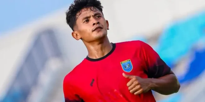 Riaqki Putra Utomo, saat berlatih bersama Persela Lamongan, di Stadion Surajaya. (Foto: Persela Lamongan)
