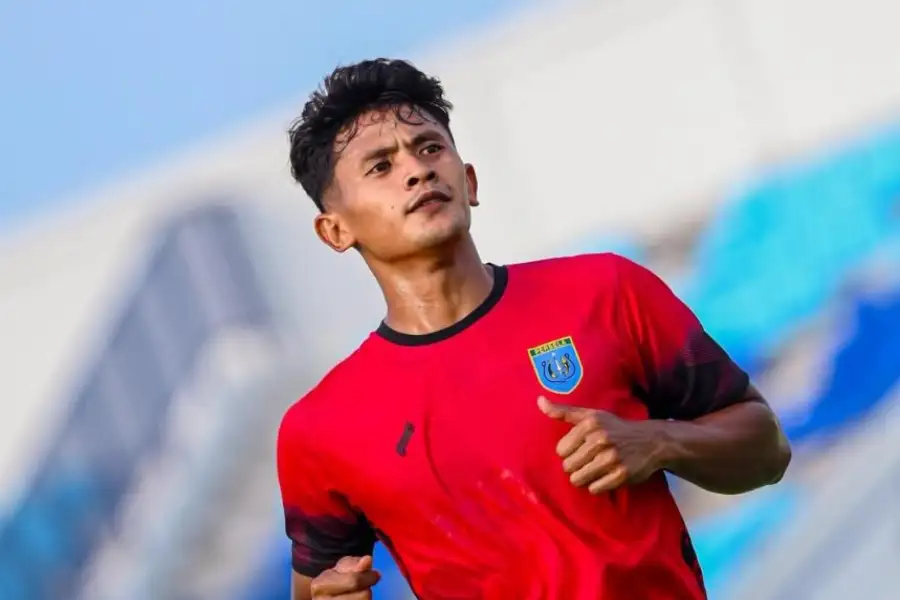 Riaqki Putra Utomo, saat berlatih bersama Persela Lamongan, di Stadion Surajaya. (Foto: Persela Lamongan)