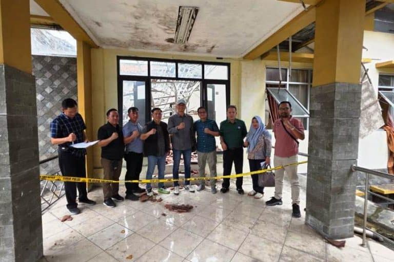 Tim Pemkab Muba yang dipimpin oleh Asisten II Sekretariat Daerah Kabupaten Muba (Alva Elan), bersama Plt Inspektur (Dian Marvita), Kabag Umum Sekretariat Daerah (Setda) Muba, serta perwakilan Bappeda serta Dinas Perumahan dan Permukiman (Perkim), tiba di lokasi asrama pada hari Rabu, tanggal 18 Februari 2026. (foto : DInas Kominfo Kabupaten Muba)