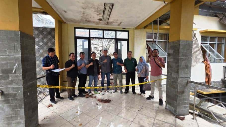 Tim Pemkab Muba yang dipimpin oleh Asisten II Sekretariat Daerah Kabupaten Muba (Alva Elan), bersama Plt Inspektur (Dian Marvita), Kabag Umum Sekretariat Daerah (Setda) Muba, serta perwakilan Bappeda serta Dinas Perumahan dan Permukiman (Perkim), tiba di lokasi asrama pada hari Rabu, tanggal 18 Februari 2026. (foto : DInas Kominfo Kabupaten Muba) Tim Pemkab Muba yang dipimpin oleh Asisten II Sekretariat Daerah Kabupaten Muba (Alva Elan), bersama Plt Inspektur (Dian Marvita), Kabag Umum Sekretariat Daerah (Setda) Muba, serta perwakilan Bappeda serta Dinas Perumahan dan Permukiman (Perkim), tiba di lokasi asrama pada hari Rabu, tanggal 18 Februari 2026. (foto : DInas Kominfo Kabupaten Muba)
