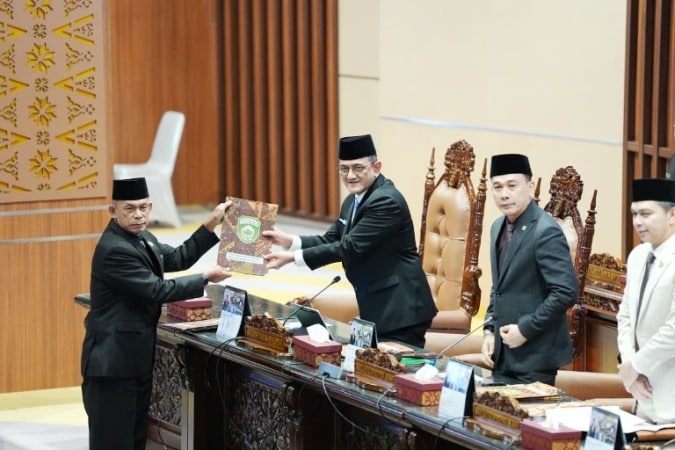 Sekretaris Daerah (Sekda) Provinsi Sumatera Selatan (Sumsel), Edward Candra, menghadiri Rapat Paripurna ke-XXXI DPRD Provinsi Sumsel. (BEKISARMEDIA.ID/REFNI)