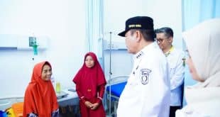 Bupati Kabupaten Muba, M. Toha, mengunjungi RSUD Bayung Lencir dan berdialog dengan warga yang sedang menjalani perawatan. (BEKISARMEDIA.ID/EEN)