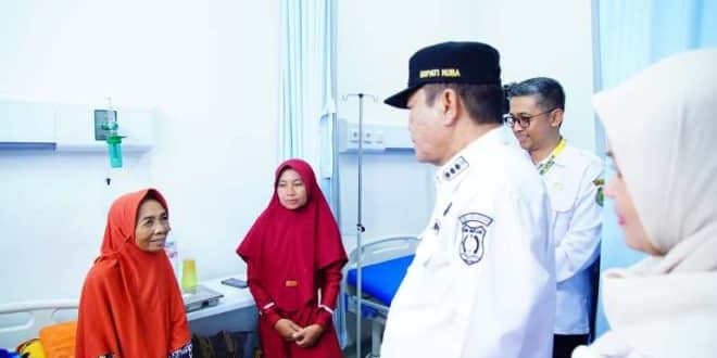 Bupati Kabupaten Muba, M. Toha, mengunjungi RSUD Bayung Lencir dan berdialog dengan warga yang sedang menjalani perawatan. (BEKISARMEDIA.ID/EEN)