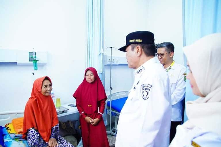 Bupati Kabupaten Muba, M. Toha, mengunjungi RSUD Bayung Lencir dan berdialog dengan warga yang sedang menjalani perawatan. (BEKISARMEDIA.ID/EEN)