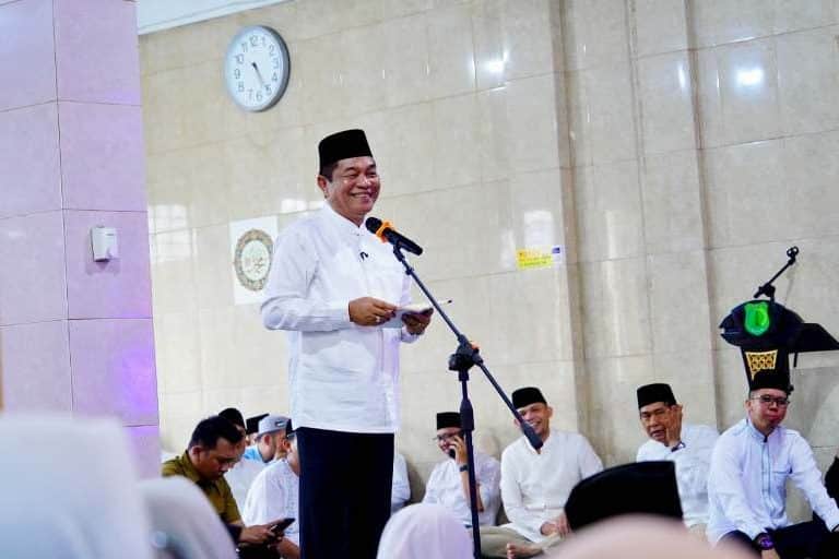 Bupati Kabupaten Musi Banyuasin (Muba), M. Toha, membuka rangkaian Safari Ramadan 1447 H/2026 Masehi Pemerintah Kabupaten (Pemkab) Muba di Masjid Jami’ At-Taqwa, Kelurahan Bayung Lencir Indah. (BEKISARMEDIA.ID/EEN)