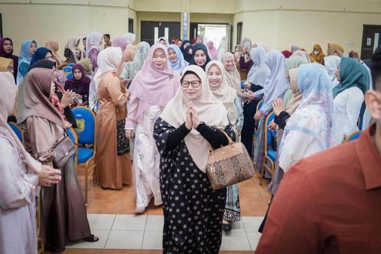 Dharma Wanita Persatuan (DWP) Kabupaten Musi Banyuasin (Muba) menggelar kegiatan pembacaan Surah Yasin bersama, dalam pertemuan rutin bulanan yang berlangsung di Gedung Dharma Wanita Sekayu, pada hari Selasa, tanggal 10 Februari 2026. (BEKISARMEDIA.ID/EEN)