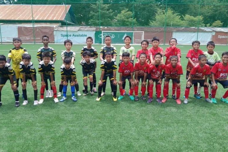 Pemain SSB PSS pada turnamen Copa Ramadhan 2026, sebuah ajang pembinaan sepak bola usia dini yang digelar oleh SSB Elang Emas Sriwijaya. (BEKISARMEDIA.ID/TRY)