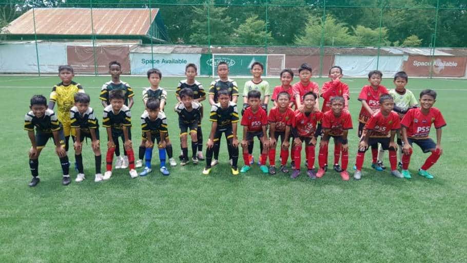 Pemain SSB PSS pada turnamen Copa Ramadhan 2026, sebuah ajang pembinaan sepak bola usia dini yang digelar oleh SSB Elang Emas Sriwijaya. (BEKISARMEDIA.ID/TRY)
