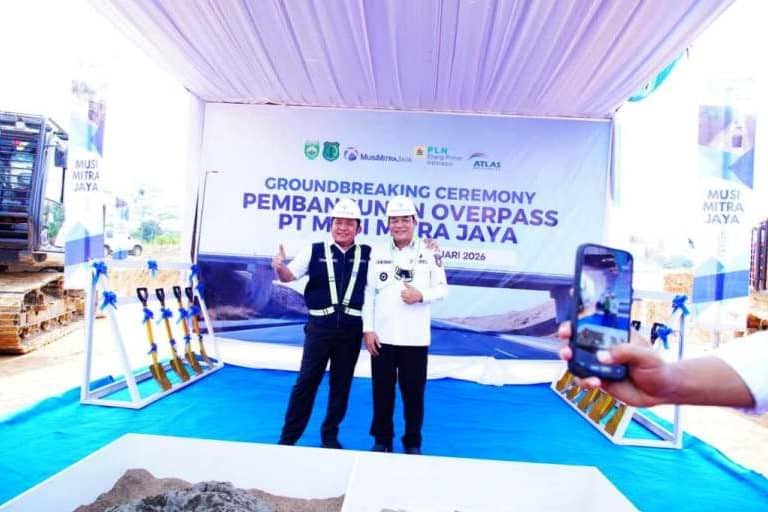 Bupati Kabupaten Muba, M. Toha, bersama Gubernur Sumatra Selatan, Herman Deru, pada saat peletakan batu pertama pembangunan overpass khusus angkutan batubara milik PT Musi Mitra Jaya di Desa Kaliberau, Kecamatan Bayung Lencir, hari Rabu, tanggal 25 Februari 2026. (BEKISARMEDIA.ID/EEN)