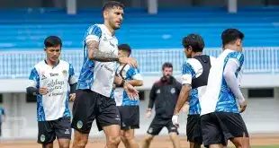 Pemain PSIM Yogyakarta menjalani latihan menjelang pertandingan di BRI Super League 2025/2026. (foto : ileague.id)