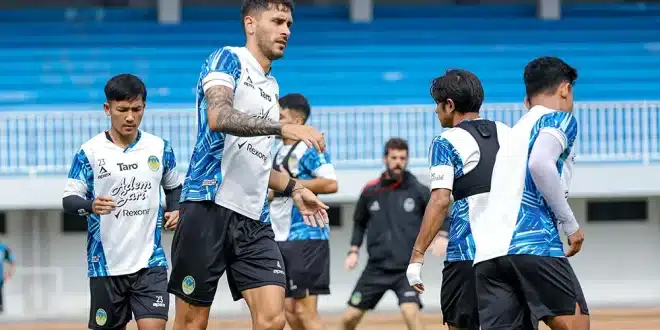 Pemain PSIM Yogyakarta menjalani latihan menjelang pertandingan di BRI Super League 2025/2026. (foto : ileague.id)