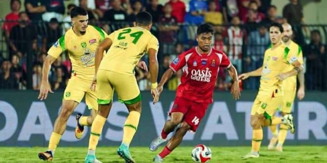 Pemain Persijap Jepara berusaha melewati pemain Persebaya Surabaya di Pekan 22 BRI Super League 2025/2026. (foto : Persijap Jepara)