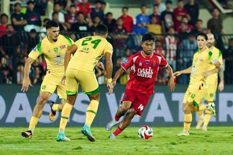 Pemain Persijap Jepara berusaha melewati pemain Persebaya Surabaya di Pekan 22 BRI Super League 2025/2026. (foto : Persijap Jepara)