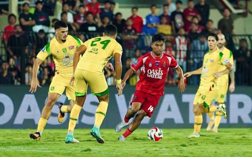 Pemain Persijap Jepara berusaha melewati pemain Persebaya Surabaya di Pekan 22 BRI Super League 2025/2026. (foto : Persijap Jepara)