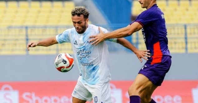 Pemain PSIM Yogyakarta sedang berusaha dihentikan oleh pemain Persik Kediri, dalam BRI Super League pekan ke 21, hari Jum'at, tanggal 13 Februari 2026, di Stadion Gelora Joko Samduro, Gresik. (foto : PSIM Yogyakarta)