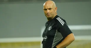 Bernardo Tavares, Pelatih Persebaya Surabaya di BRI Super League 2025/2026. (foto : ileague.id)