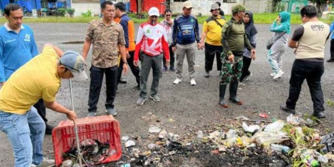 Pemerintah Kabupaten (Pemkab) Musi Banyuasin (Muba), Provinsi Sumatera Selatan (Sumsel),  bersama TNI dan Polri, melaksanakan aksi gotong royong massal di kawasan Terminal dan Pasar Randik Sekayu, pada hari Jum'at, tanggal 6 Februari 2026. (BEKISARMEDIA.ID/EEN)