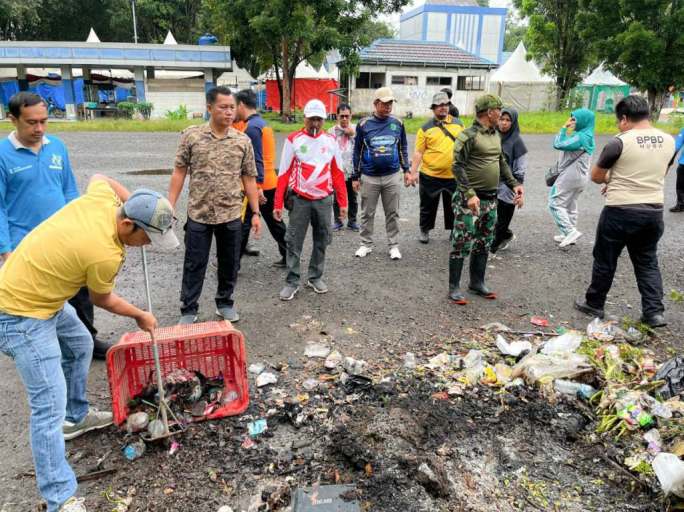 Pemerintah Kabupaten (Pemkab) Musi Banyuasin (Muba), Provinsi Sumatera Selatan (Sumsel),  bersama TNI dan Polri, melaksanakan aksi gotong royong massal di kawasan Terminal dan Pasar Randik Sekayu, pada hari Jum'at, tanggal 6 Februari 2026. (BEKISARMEDIA.ID/EEN)