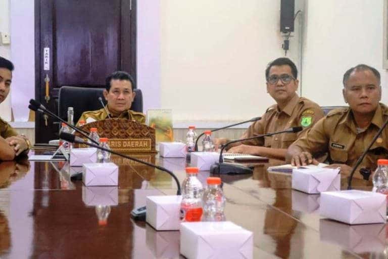 Penjabat (Pj.) Sekretaris Daerah (Sekda) Kabupaten Muba, Provinsi Sumatera Selatan (Sumsel), Syafaruddin, mengikuti Rapat Pembahasan Tindak Lanjut Pengalihan Pelanggan PT MEP ke PLN yang digelar secara virtual, pada hair Selasa, tanggal 10 Februari 2026. (BEKISARMEDIA.ID/EEN)