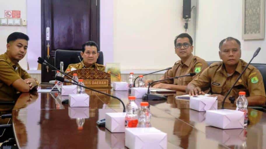 Penjabat (Pj.) Sekretaris Daerah (Sekda) Kabupaten Muba, Provinsi Sumatera Selatan (Sumsel), Syafaruddin, mengikuti Rapat Pembahasan Tindak Lanjut Pengalihan Pelanggan PT MEP ke PLN yang digelar secara virtual, pada hair Selasa, tanggal 10 Februari 2026. (BEKISARMEDIA.ID/EEN)