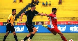 Pemain Persita mencoba menghalau pemain Semen Padang pada pertandingan pekan ke 20 BRI Super League 2025/2026, di Stadion H. Agus Salim, Minggu, 8 Februari 2026. (foto : instagram Semen Padang FC)