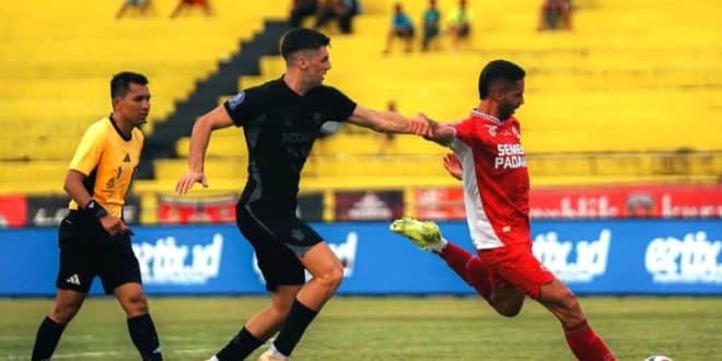Pemain Persita mencoba menghalau pemain Semen Padang pada pertandingan pekan ke 20 BRI Super League 2025/2026, di Stadion H. Agus Salim, Minggu, 8 Februari 2026. (foto : instagram Semen Padang FC)