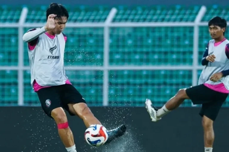 Pemain Arema FC melakukan latihan sebelum menjalani pertandingan di BRI Super League musim 2025/2026. (foto : ileague.id)