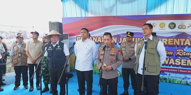 Kepala Kepolisian Negara Republik Indonesia (Kapolri), Jenderal Polisi Listyo Sigit Prabowo, memimpin langsung kegiatan Tanam Raya Jagung Kuartal I Tahun 2026 yang digelar di Kabupaten Ogan Ilir, provinsi Sumatra Selatan (Sumsel), pada hari Sabtu, tanggal 7 Maret 2026. (BEKISARMEDIA.ID/SIKUMBANG)