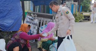 Hj. Eva Susanti diwakili oleh tenaga ahli dan stafnya di DPD RI, yang turun langsung ke lapangan untuk membagikan paket makanan untuk berbuka puasa kepada para pengguna jalan, menjelang waktu berbuka puasa. (BEKISARMEDIA.ID/HAIRUDIN)