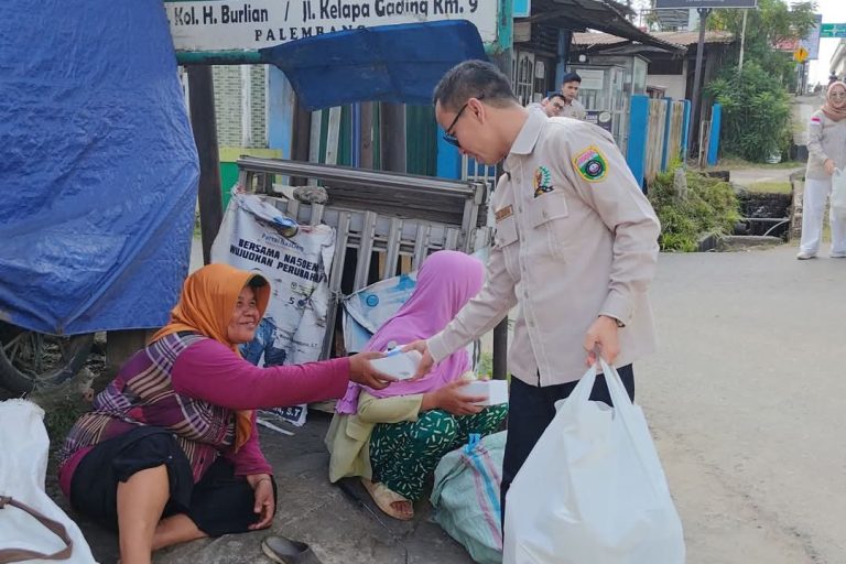 Hj. Eva Susanti diwakili oleh tenaga ahli dan stafnya di DPD RI, yang turun langsung ke lapangan untuk membagikan paket makanan untuk berbuka puasa kepada para pengguna jalan, menjelang waktu berbuka puasa. (BEKISARMEDIA.ID/HAIRUDIN)