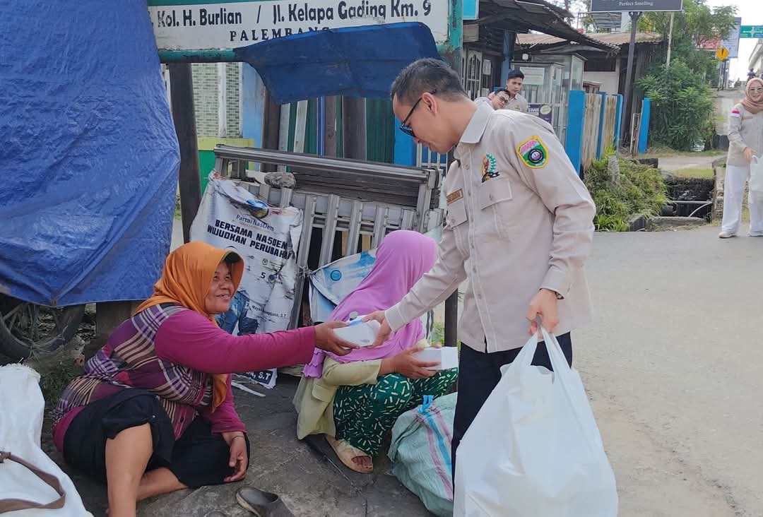 Hj. Eva Susanti diwakili oleh tenaga ahli dan stafnya di DPD RI, yang turun langsung ke lapangan untuk membagikan paket makanan untuk berbuka puasa kepada para pengguna jalan, menjelang waktu berbuka puasa. (BEKISARMEDIA.ID/HAIRUDIN)