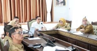 Wali Kota Palembang, Ratu Dewa, saat memimpin rapat pembahasan Detail Engineering Design (DED) penataan wajah kota dan program beautifikasi di Ruang Vidcon, Rumah Dinas Wali Kota, hari Selasa, tanggal 3 Maret 2026. (BEKISARMEDIA.ID/ANGGA)