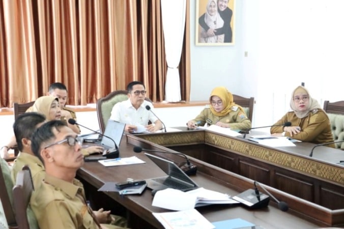 Wali Kota Palembang, Ratu Dewa, saat memimpin rapat pembahasan Detail Engineering Design (DED) penataan wajah kota dan program beautifikasi di Ruang Vidcon, Rumah Dinas Wali Kota, hari Selasa, tanggal 3 Maret 2026. (BEKISARMEDIA.ID/ANGGA)