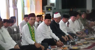 Ketua DPRD Sumsel, Andie Dinialdie, bersama ribuan masyarakat Kabupaten OKU Selatan menghadiri Peringatan Nuzulul Qur'an di Masjid Agung Al Muhtadin, hari Jum'at, tanggal 13 Maret 2026. (BEKISARMEDIA.ID/HAIRUDIN)