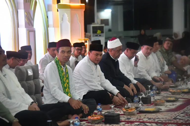 Ketua DPRD Sumsel, Andie Dinialdie, bersama ribuan masyarakat Kabupaten OKU Selatan menghadiri Peringatan Nuzulul Qur'an di Masjid Agung Al Muhtadin, hari Jum'at, tanggal 13 Maret 2026. (BEKISARMEDIA.ID/HAIRUDIN)
