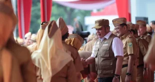 Gubernur Provinsi Sumatra Selatan, Herman Deur, memimpin apel gabungan dan halal bi halal di halaman Kantor Gubernur Sumsel, pada hari Senin, tanggal 30 Maret 2026. (BEKISARMEDIA.ID/REFNI)