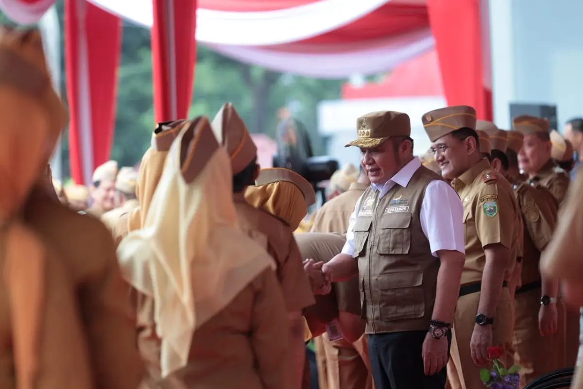 Gubernur Provinsi Sumatra Selatan, Herman Deur, memimpin apel gabungan dan halal bi halal di halaman Kantor Gubernur Sumsel, pada hari Senin, tanggal 30 Maret 2026. (BEKISARMEDIA.ID/REFNI) Gubernur Provinsi Sumatra Selatan, Herman Deur, memimpin apel gabungan dan halal bi halal di halaman Kantor Gubernur Sumsel, pada hari Senin, tanggal 30 Maret 2026. (BEKISARMEDIA.ID/REFNI)