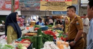 Sekretaris Daerah (Sekda) Kota Palembang, Aprizal Hasyim, berdialog dengan pedagang di Pasar Tradisional Lemabang, hari Senin, tanggal 2 Maret 2026. (BEKISARMEDIA.ID/ANGGA)