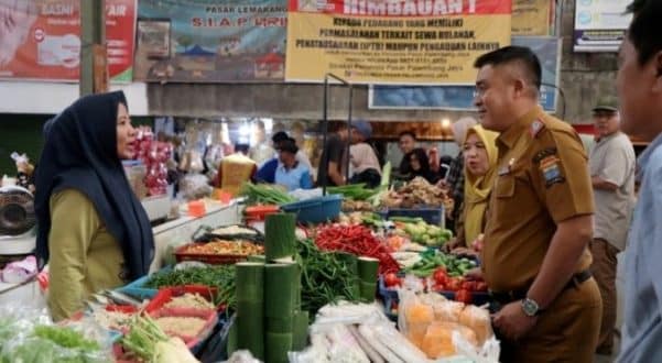 Sekretaris Daerah (Sekda) Kota Palembang, Aprizal Hasyim, berdialog dengan pedagang di Pasar Tradisional Lemabang, hari Senin, tanggal 2 Maret 2026. (BEKISARMEDIA.ID/ANGGA)