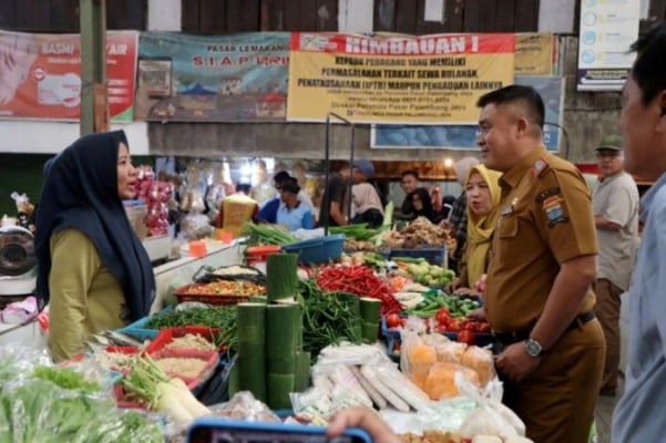 Sekretaris Daerah (Sekda) Kota Palembang, Aprizal Hasyim, berdialog dengan pedagang di Pasar Tradisional Lemabang, hari Senin, tanggal 2 Maret 2026. (BEKISARMEDIA.ID/ANGGA)