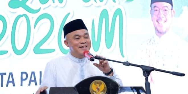 Sekretaris Daerah (Sekda) Kota Palembang, Aprizal Hasyim, saat menghadiri kegiatan sholat Isya dan Tarawih berjamaah yang dirangkaikan dengan peringatan Nuzulul Qur’an di Masjid Darussaid, hari Sabtu, 7 Maret 2026. (BEKISARMEDIA.ID/ANGGA)
