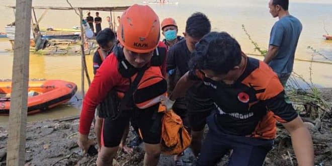 Tim gabungan akhirnya menemukan korban yang diduga tenggelam di Sungai Musi, tepatnya di wilayah RT 004 Dusun II Desa Lumpatan, Kecamatan Sekayu, Kabupaten Musi Banyuasin (Muba), pada hari Sabtu, tanggal 7 Maret 2026. (BEKISARMEDIA.ID/EEN)