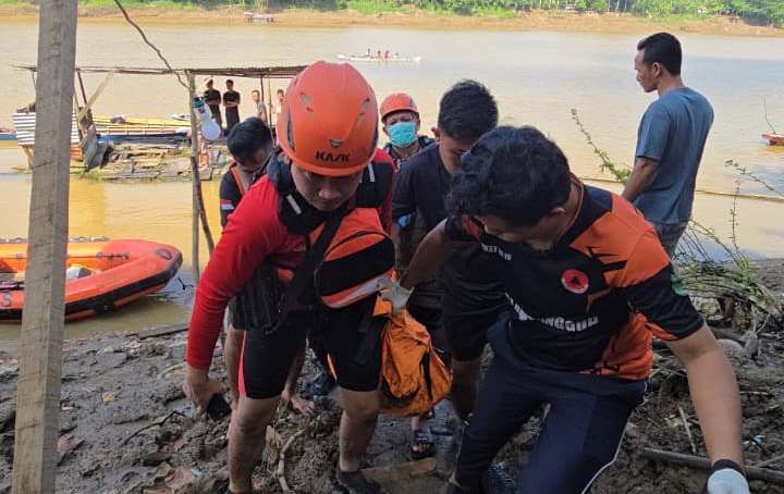 Tim gabungan akhirnya menemukan korban yang diduga tenggelam di Sungai Musi, tepatnya di wilayah RT 004 Dusun II Desa Lumpatan, Kecamatan Sekayu, Kabupaten Musi Banyuasin (Muba), pada hari Sabtu, tanggal 7 Maret 2026. (BEKISARMEDIA.ID/EEN)