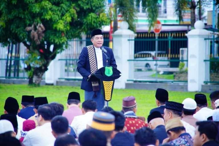 Bupati Kabupaten Muba, Toha Tohet, melaksanakan salat Idul Fitri berjamaah bersama masyarakat di halaman Pendopoan Griya Bumi Serasan Sekate. (BEKISARMEDIA.ID/EEN)