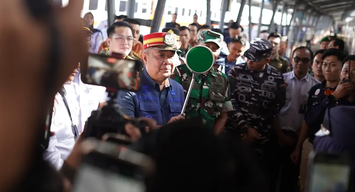 Wakil Gubernur (Wagub) Sumatra Selatan (Sumsel), Cik Ujang, melepas kepergian warga yang akan menjalani program mudik gratis di Stasiun Kertapati, Palembang. (BEKISARMEDIA.ID/REFNI)