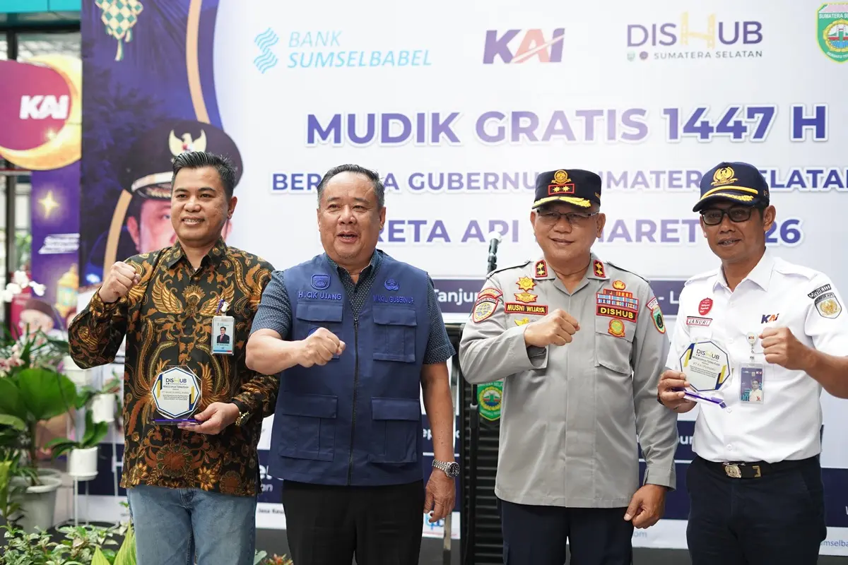 Mudik Gratis Sumsel Dilepas dari Kertapati, Ribuan Warga Pulang Lebaran Lebih Ringan 4 Wakil Gubernur (Wagub) Sumatra Selatan (Sumsel), Cik Ujang, melepas kepergian warga yang akan menjalani program mudik gratis di Stasiun Kertapati, Palembang. (BEKISARMEDIA.ID/REFNI)