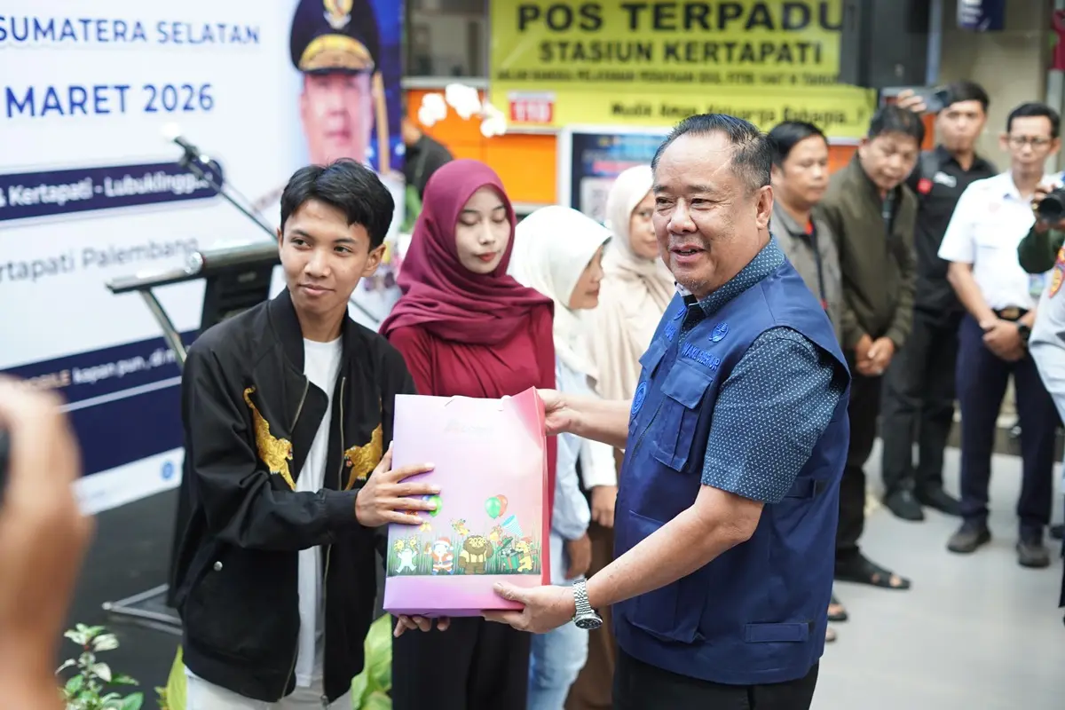 Mudik Gratis Sumsel Dilepas dari Kertapati, Ribuan Warga Pulang Lebaran Lebih Ringan 5 Wakil Gubernur (Wagub) Sumatra Selatan (Sumsel), Cik Ujang, melepas kepergian warga yang akan menjalani program mudik gratis di Stasiun Kertapati, Palembang. (BEKISARMEDIA.ID/REFNI)