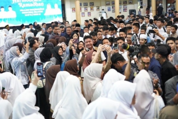 Gubernur Sumsel Tekankan Pentingnya Akhlak dalam Kesuksesan Pelajar 5 Gubernur Provinsi Sumatra Selatan (Sumsel), Herman Deru, menghadiri kegiatan Harmonisasi Ramadhan Pelajar SMA/SMK/SLB Sumsel tahun 1447 Hijriah, yang digelar di SMA Negeri Sumsel, hari Kamis, tanggal 12 Maret 2026. (BEKISARMEDIA.ID/REFNI)