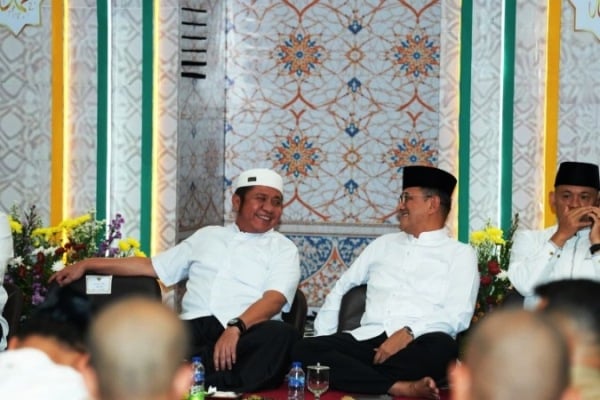 Herman Deru Tekankan Peran Strategis Alumni IPDN dalam Penguatan Birokrasi Sumsel 1 Gubernur Provinsi Sumatra Selatan, Herman Deru, berbincang dengan Sekretaris Daerah Sumatra Selatan, Edward Candra, pada acara silaturahmi dan buka puasa bersama Dewan Pengurus Provinsi (DPP) Ikatan Keluarga Alumni Pendidikan Tinggi Kepamongprajaan (IKAPTK) Sumsel di Palembang, pada hari Minggu, tanggal 15 Maret 2026. (BEKISARMEDIA.ID/REFNI)